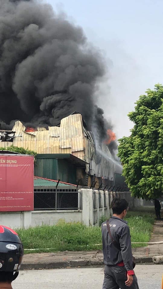 Hà Nội: Cháy dữ dội, cột khói cao hàng chục mét bên siêu thị Aeon Mall Long Biên - Ảnh 8.