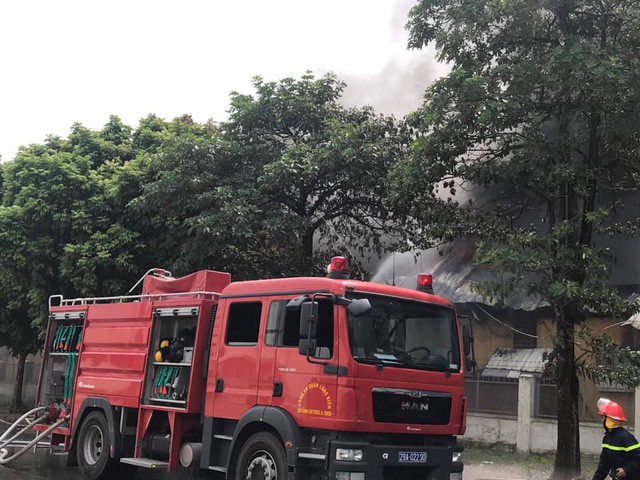 Hà Nội: Cháy dữ dội, cột khói cao hàng chục mét bên siêu thị Aeon Mall Long Biên - Ảnh 10.
