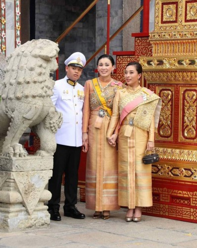 Hoàng tử Thái Lan từng quỳ lạy tiễn biệt mẹ giờ ra sao khi xuất hiện thêm hai người mẹ kế - Ảnh 9.