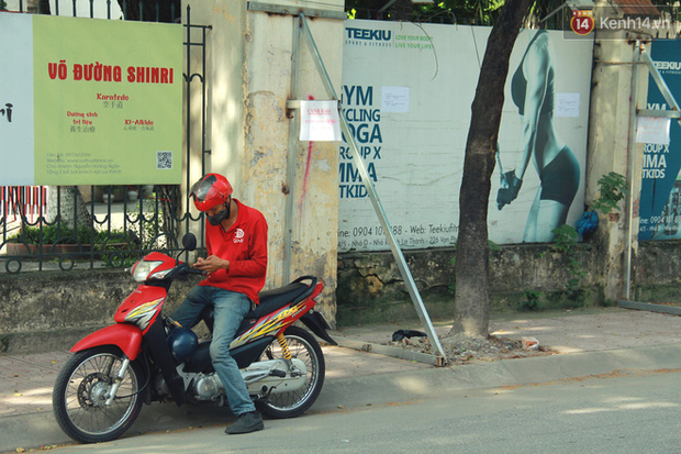 Hà Nội: Người dân vô tư ngồi bán hàng, trú nắng dưới bức tường rào sắp đổ sập của nhà khách La Thành - Ảnh 5.