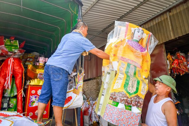 Vàng mã rằm tháng 7: “Đốt” cả trực thăng, ô tô “cỡ khủng” cho người cõi âm - Ảnh 1.