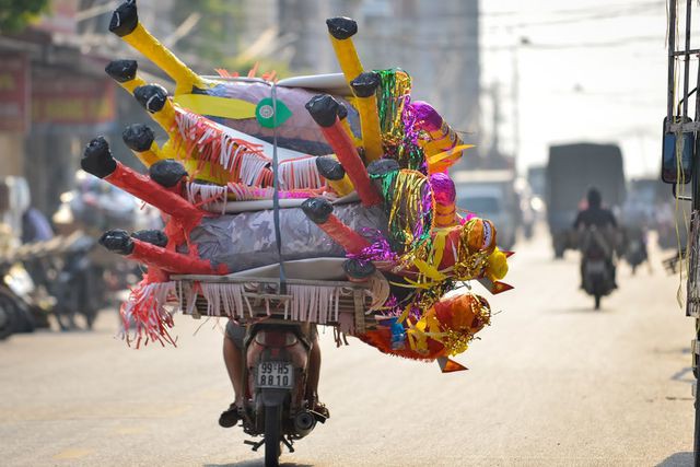 Vàng mã rằm tháng 7: “Đốt” cả trực thăng, ô tô “cỡ khủng” cho người cõi âm - Ảnh 9.