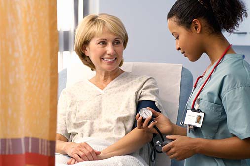 Biến chứng và cách phòng ngừa bệnh tăng huyết áp ở người cao tuổi - Ảnh 1.