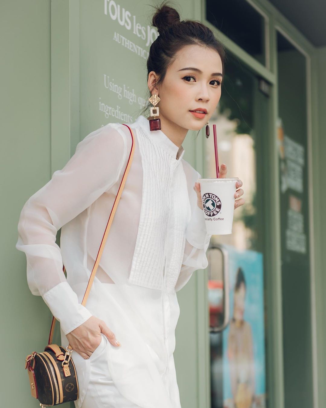 Diện áo sơ mi xuyên thấu, bạn cứ học Sam và Yến Trang thì sẽ đạt đến đỉnh cao của sự tinh tế - Ảnh 2. Diện áo sơ mi xuyên thấu, bạn cứ học Sam và Yến Trang thì sẽ đạt đến đỉnh cao của sự tinh tế - Ảnh 2.