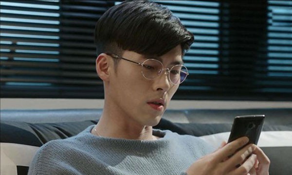 Thấy chồng nhắn tin với gái công khai, vợ đang lúi húi nấu nướng liền làm một việc cỏn con thế này đủ khiến anh ta nhận ra chân lý - Ảnh 1. Thấy chồng nhắn tin với gái công khai, vợ đang lúi húi nấu nướng liền làm một việc cỏn con thế này đủ khiến anh ta nhận ra chân lý - Ảnh 1.
