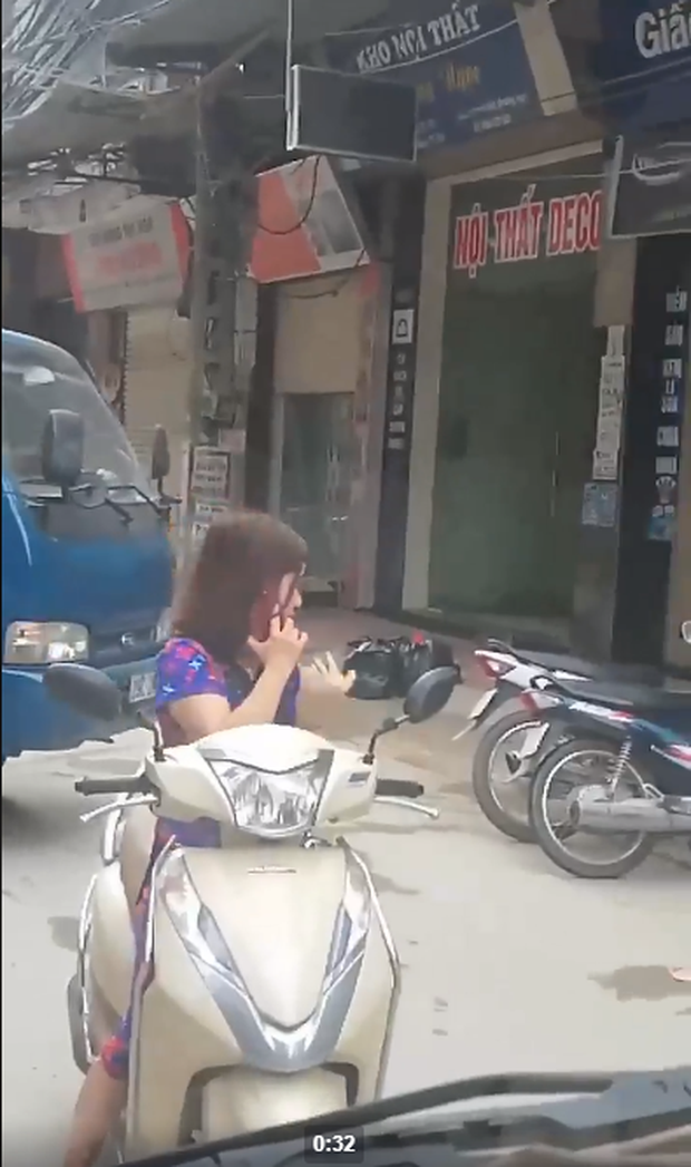 Thót tim nữ ninja đi băng băng trên đường Hà Nội, 1 tay lái xe máy, 1 tay... bồng con nhỏ - Ảnh 5.
