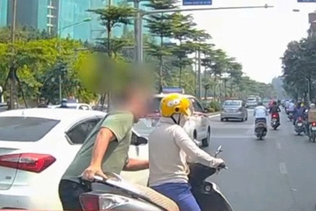Thót tim nữ ninja đi băng băng trên đường Hà Nội, 1 tay lái xe máy, 1 tay... bồng con nhỏ - Ảnh 7.