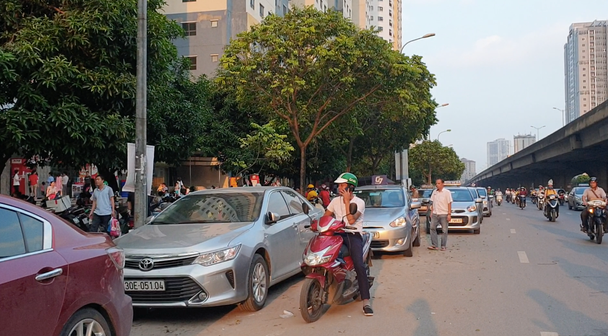 Nhà sách, hàng ăn“mua” được lòng, lề đường? - Ảnh 2.