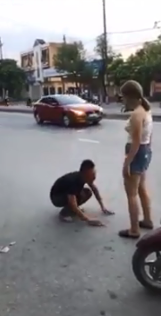 Nam thanh ni&ecirc;n hạ m&igrave;nh quỳ xuống n&iacute;u k&eacute;o người y&ecirc;u giữa phố nhưng lại bị c&ocirc; g&aacute;i phũ ph&agrave;ng đ&aacute; v&agrave;o mặt - Ảnh 2.
