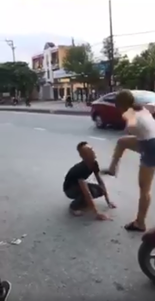 Nam thanh ni&ecirc;n hạ m&igrave;nh quỳ xuống n&iacute;u k&eacute;o người y&ecirc;u giữa phố nhưng lại bị c&ocirc; g&aacute;i phũ ph&agrave;ng đ&aacute; v&agrave;o mặt - Ảnh 3.