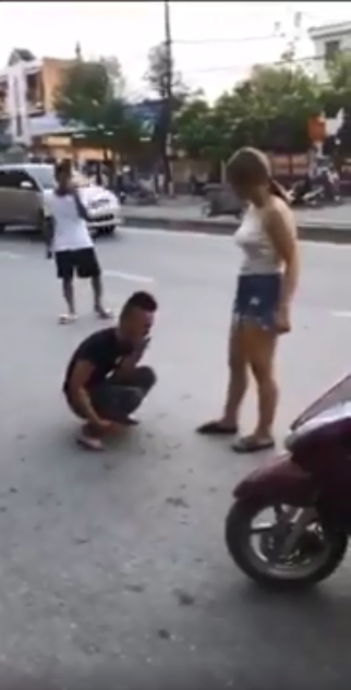Nam thanh ni&ecirc;n hạ m&igrave;nh quỳ xuống n&iacute;u k&eacute;o người y&ecirc;u giữa phố nhưng lại bị c&ocirc; g&aacute;i phũ ph&agrave;ng đ&aacute; v&agrave;o mặt - Ảnh 4.