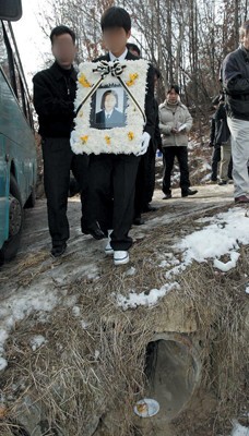 Vụ án móng tay sơn đỏ gây xôn xao Hàn Quốc 16 năm: Nữ sinh mất tích trên đường về nhà, chết lõa thể trong đường ống nước cách nhà 6km - Ảnh 6.