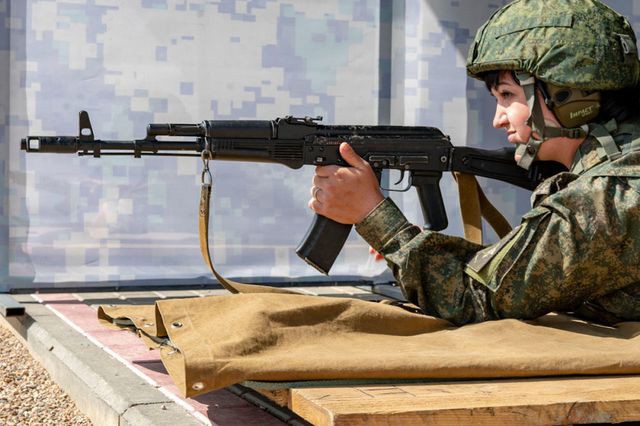 Vẻ đẹp ngọt ngào của dàn nữ quân nhân tại giải đua xe tăng hàng đầu thế giới - Ảnh 1.