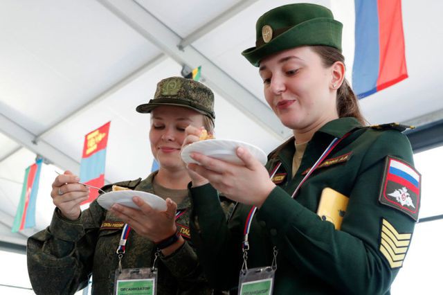 Vẻ đẹp ngọt ngào của dàn nữ quân nhân tại giải đua xe tăng hàng đầu thế giới - Ảnh 8.