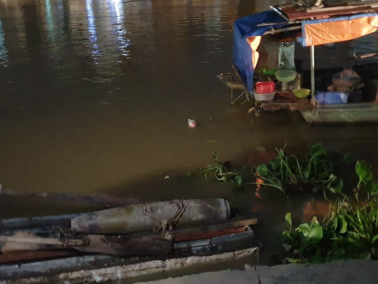 Người đánh chài phát hiện quả bom 1 tạ dưới sông Tam Bạc Hải Phòng - Ảnh 1. Người đánh chài phát hiện quả bom 1 tạ dưới sông Tam Bạc Hải Phòng - Ảnh 1.