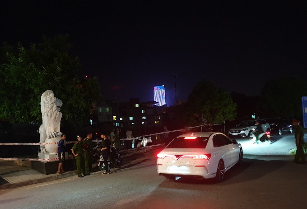 Người đánh chài phát hiện quả bom 1 tạ dưới sông Tam Bạc Hải Phòng - Ảnh 2. Người đánh chài phát hiện quả bom 1 tạ dưới sông Tam Bạc Hải Phòng - Ảnh 2.