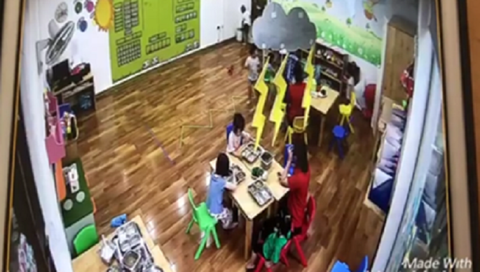 Hà Nội: Mẹ chết lặng khi thấy cô giáo mầm non nhốt con mình vào tủ quần áo - Ảnh 1. Hà Nội: Mẹ chết lặng khi thấy cô giáo mầm non nhốt con mình vào tủ quần áo - Ảnh 1.