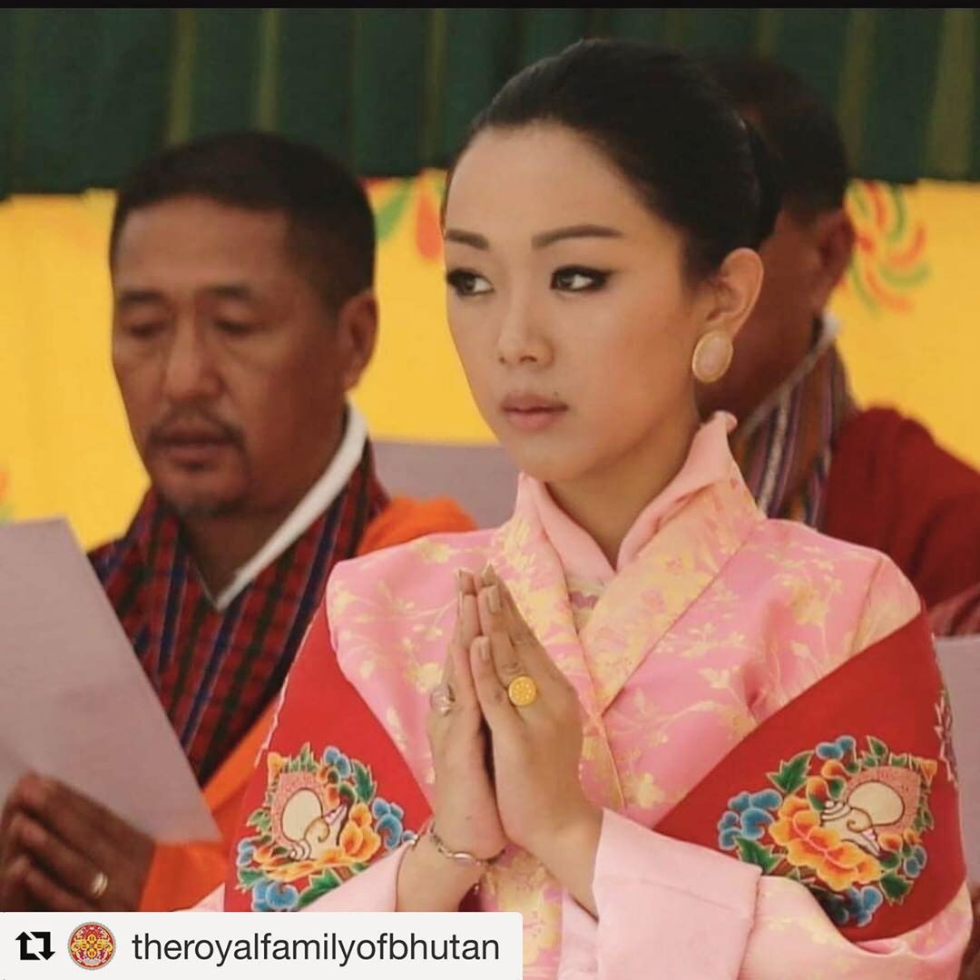 Danh tính Công chúa Bhutan đang khiến cộng đồng mạng phát sốt với khí chất ngút ngàn: Xinh đẹp bậc nhất, học vấn đỉnh cao cùng người chồng hoàn hảo - Ảnh 5. Danh tính Công chúa Bhutan đang khiến cộng đồng mạng phát sốt với khí chất ngút ngàn: Xinh đẹp bậc nhất, học vấn đỉnh cao cùng người chồng hoàn hảo - Ảnh 5.