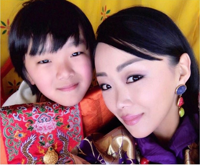 Danh tính Công chúa Bhutan đang khiến cộng đồng mạng phát sốt với khí chất ngút ngàn: Xinh đẹp bậc nhất, học vấn đỉnh cao cùng người chồng hoàn hảo - Ảnh 7. Danh tính Công chúa Bhutan đang khiến cộng đồng mạng phát sốt với khí chất ngút ngàn: Xinh đẹp bậc nhất, học vấn đỉnh cao cùng người chồng hoàn hảo - Ảnh 7.