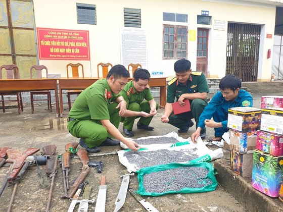 Hà Tĩnh: Số lượng lớn vũ khí, vật liệu nổ nguy hiểm được tiêu hủy - Ảnh 1.