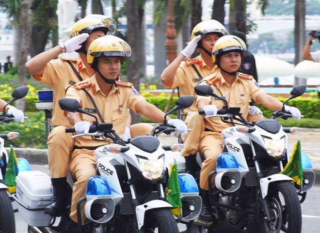 Chọn CSGT giỏi ngoại ngữ để xử phạt người nước ngoài vi phạm giao thông - Ảnh 1.