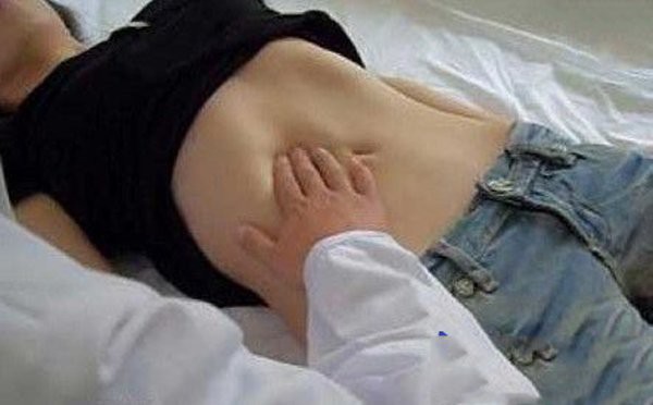 Nặn mụn ở ngực, nữ sinh 20 tuổi khiến bác sĩ giật mình khi nhìn thấy vòng một  - Ảnh 2.