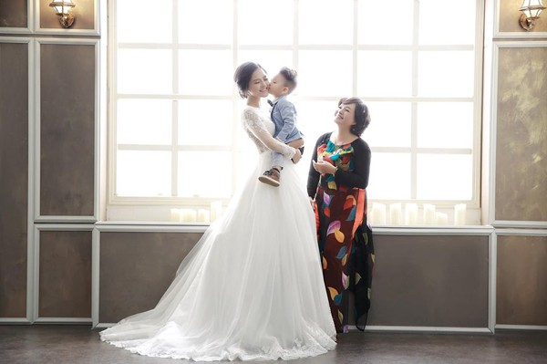 Xôn xao hình ảnh Thu Quỳnh mặc váy cưới đứng cạnh mẹ và con trai - Ảnh 2.