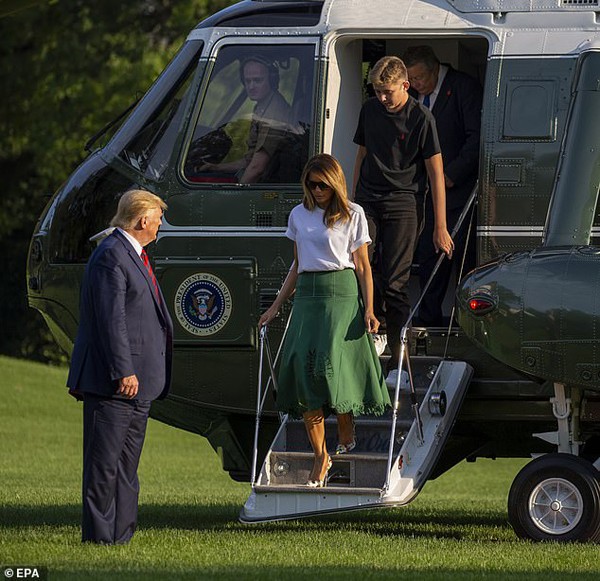 Ngoại hình như người khổng lồ của con trai út Tổng thống Trump khi đứng bên cạnh bố mẹ - Ảnh 1.