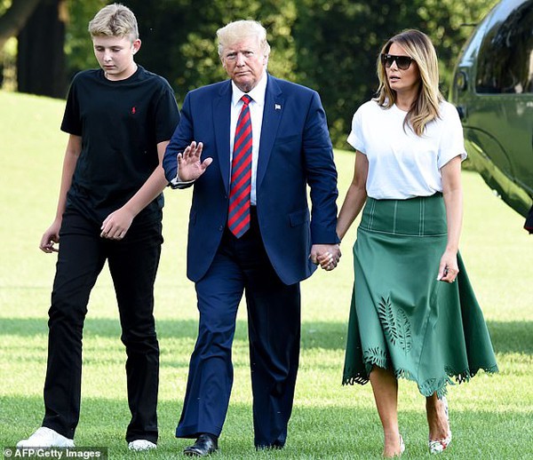 Ngoại hình như người khổng lồ của con trai út Tổng thống Trump khi đứng bên cạnh bố mẹ - Ảnh 4.