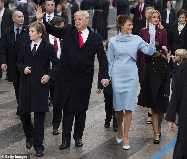 Ngoại hình như người khổng lồ của con trai út Tổng thống Trump khi đứng bên cạnh bố mẹ - Ảnh 2.