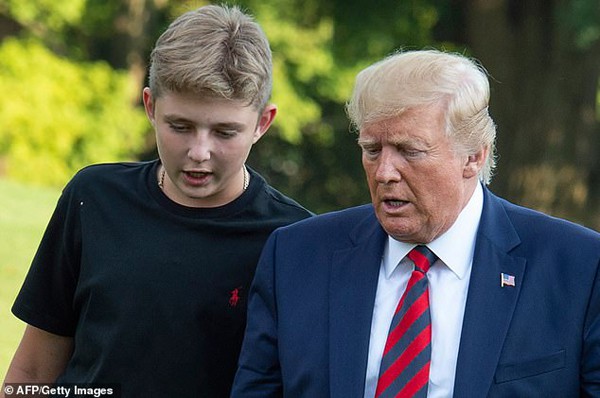 Ngoại hình như người khổng lồ của con trai út Tổng thống Trump khi đứng bên cạnh bố mẹ - Ảnh 6.
