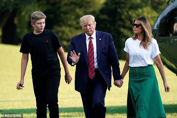 Ngoại hình như người khổng lồ của con trai út Tổng thống Trump khi đứng bên cạnh bố mẹ - Ảnh 7.