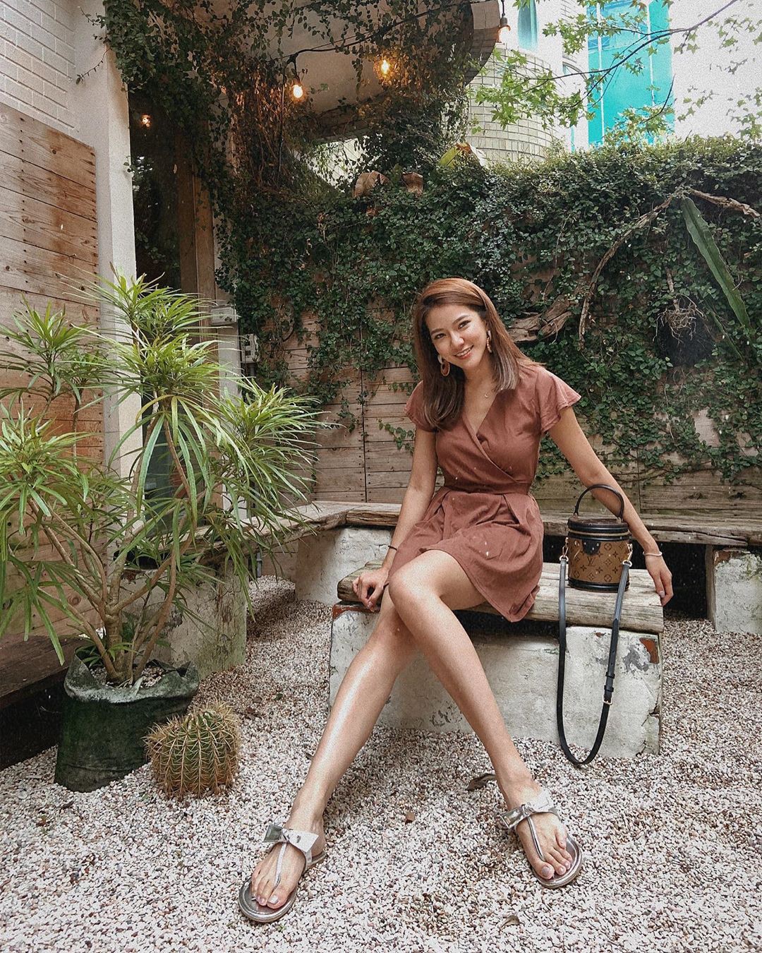 Chỉ bằng cách chọn thiết kế cổ áo thông minh, bạn đã khắc phục được ngon ơ nhược điểm vóc dáng - Ảnh 1. Chỉ bằng cách chọn thiết kế cổ áo thông minh, bạn đã khắc phục được ngon ơ nhược điểm vóc dáng - Ảnh 1.