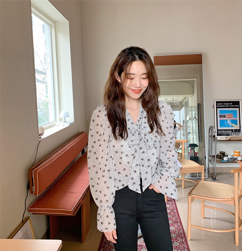 Chỉ bằng cách chọn thiết kế cổ áo thông minh, bạn đã khắc phục được ngon ơ nhược điểm vóc dáng - Ảnh 3. Chỉ bằng cách chọn thiết kế cổ áo thông minh, bạn đã khắc phục được ngon ơ nhược điểm vóc dáng - Ảnh 3.