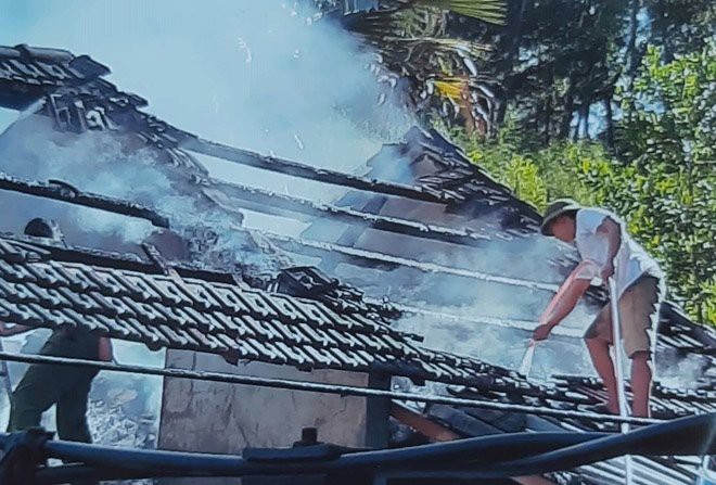 Bí ẩn kẻ giấu mặt liên tục tìm cách đốt nhà, dán giấy dọa giết gia chủ - Ảnh 4. Bí ẩn kẻ giấu mặt liên tục tìm cách đốt nhà, dán giấy dọa giết gia chủ - Ảnh 4.