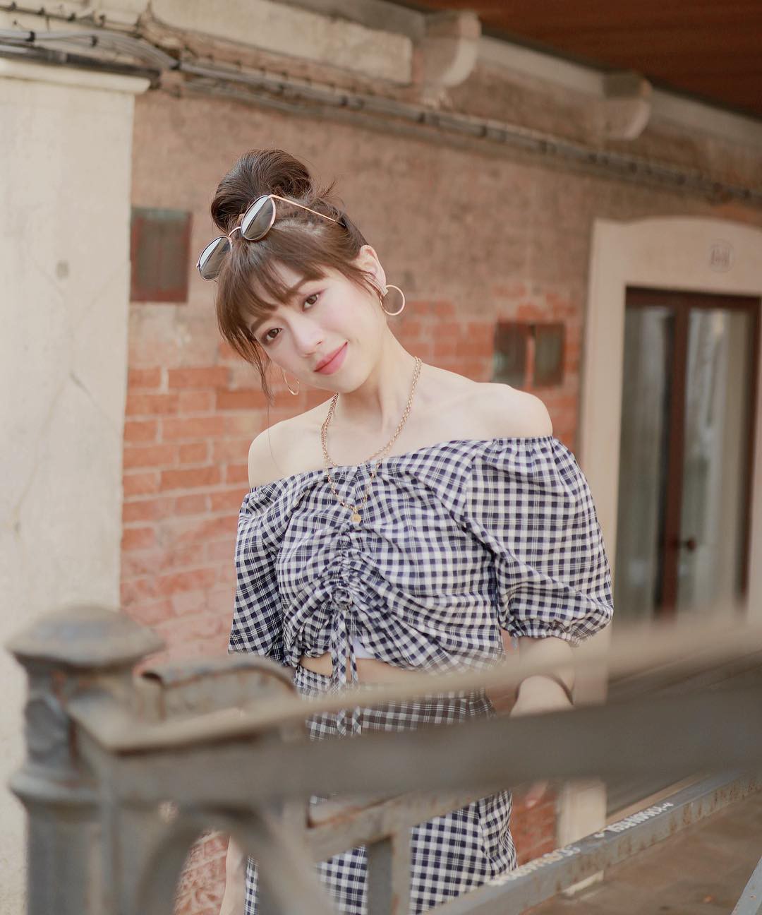 Chỉ bằng cách chọn thiết kế cổ áo thông minh, bạn đã khắc phục được ngon ơ nhược điểm vóc dáng - Ảnh 6. Chỉ bằng cách chọn thiết kế cổ áo thông minh, bạn đã khắc phục được ngon ơ nhược điểm vóc dáng - Ảnh 6.