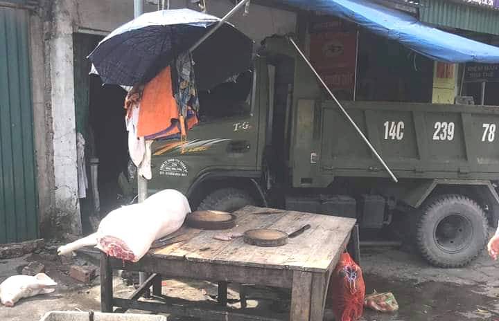 Đứng mua thịt lợn trên vỉa hè, người phụ nữ bị xe tải mất lái đâm tử vong - Ảnh 1.