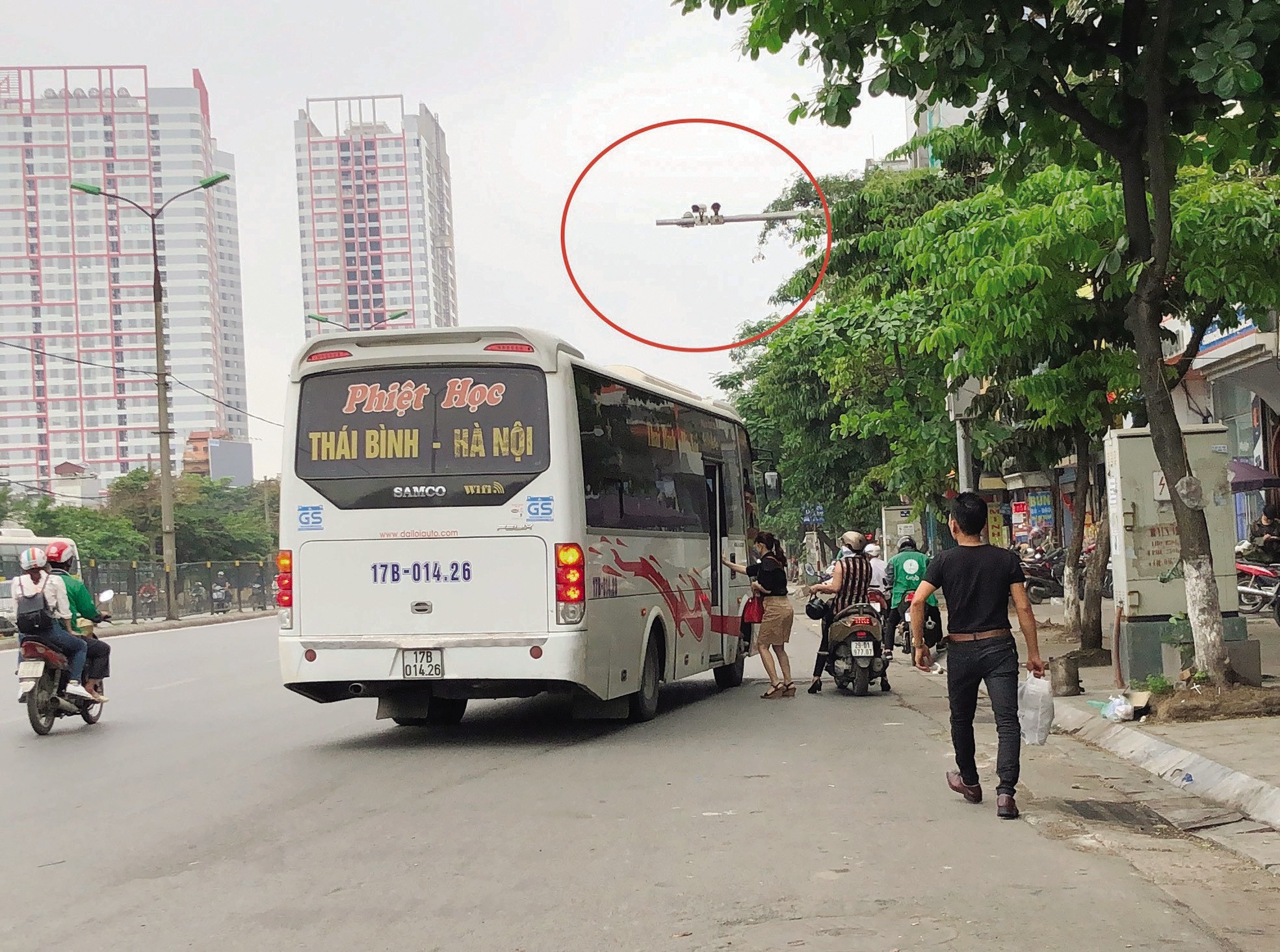 Camera giao thông lắp đặt quanh bến xe Giáp Bát chỉ để… “trang trí”? - Ảnh 2. Camera giao thông lắp đặt quanh bến xe Giáp Bát chỉ để… “trang trí”? - Ảnh 2.