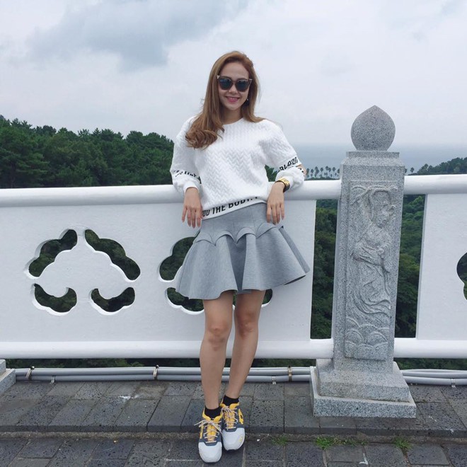 Mỹ nhân Việt không ngại mặc lại đồ cũ nhưng đỉnh cao mix đồ là Hoa hậu này - Ảnh 12. Mỹ nhân Việt không ngại mặc lại đồ cũ nhưng đỉnh cao mix đồ là Hoa hậu này - Ảnh 12.