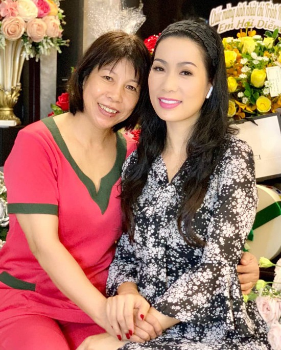 Á hậu Trịnh Kim Chi xinh đẹp mừng tuổi 47 bên chồng con - Ảnh 6.