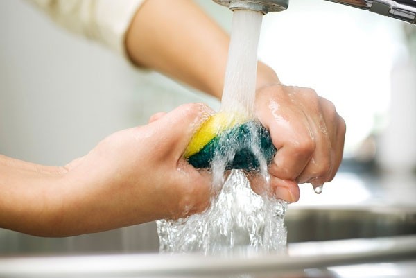 Cách dùng giẻ rửa bát mang đến bệnh tật mà bà nội trợ nào cũng mắc - Ảnh 1. Cách dùng giẻ rửa bát mang đến bệnh tật mà bà nội trợ nào cũng mắc - Ảnh 1.