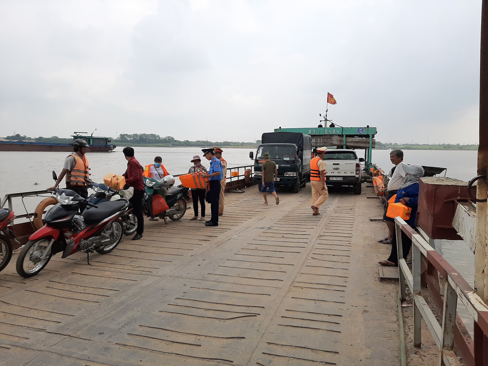 Tiếp bài “Rợn tóc gáy trên những chuyến phà ngang sông Hồng”: Thanh tra giao thông và cảnh sát vào cuộc - Ảnh 2. Tiếp bài “Rợn tóc gáy trên những chuyến phà ngang sông Hồng”: Thanh tra giao thông và cảnh sát vào cuộc - Ảnh 2.