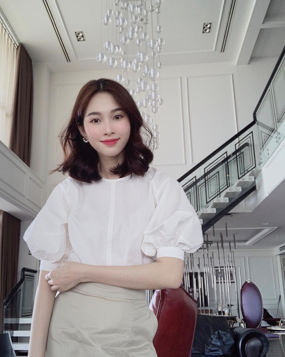 HH Thu Thảo đích thị là tín đồ của áo blouse và bạn sẽ không phải hối hận nếu học theo cô, sắm ngay 5 kiểu sau - Ảnh 1. HH Thu Thảo đích thị là tín đồ của áo blouse và bạn sẽ không phải hối hận nếu học theo cô, sắm ngay 5 kiểu sau - Ảnh 1.
