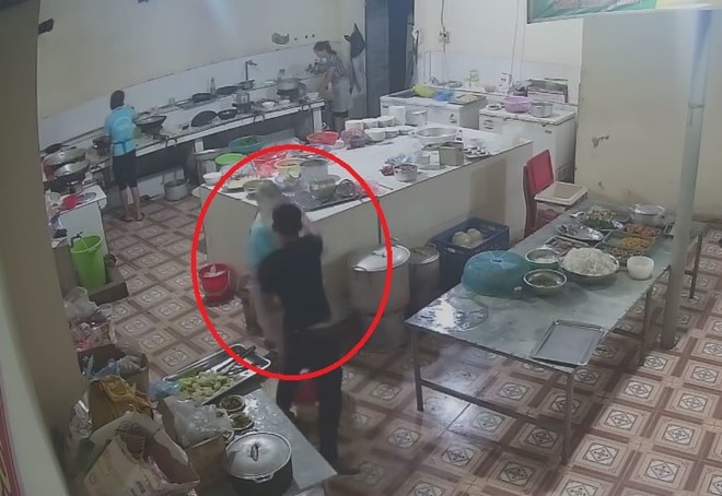 Cộng đồng mạng sốc với clip thanh niên vào tận bếp tạt a xít cô gái - Ảnh 1. Cộng đồng mạng sốc với clip thanh niên vào tận bếp tạt a xít cô gái - Ảnh 1.