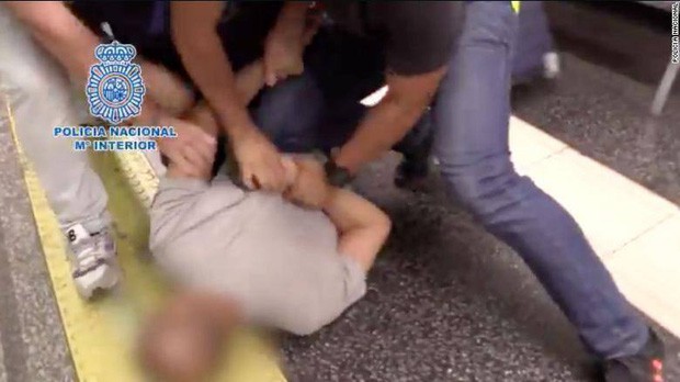 Cảnh sát Tây Ban Nha bắt nghi phạm quay lén dưới váy 555 phụ nữ - Ảnh 1.
