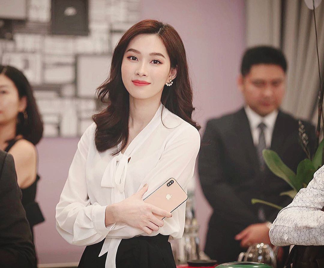 HH Thu Thảo đích thị là tín đồ của áo blouse và bạn sẽ không phải hối hận nếu học theo cô, sắm ngay 5 kiểu sau - Ảnh 12. HH Thu Thảo đích thị là tín đồ của áo blouse và bạn sẽ không phải hối hận nếu học theo cô, sắm ngay 5 kiểu sau - Ảnh 12.