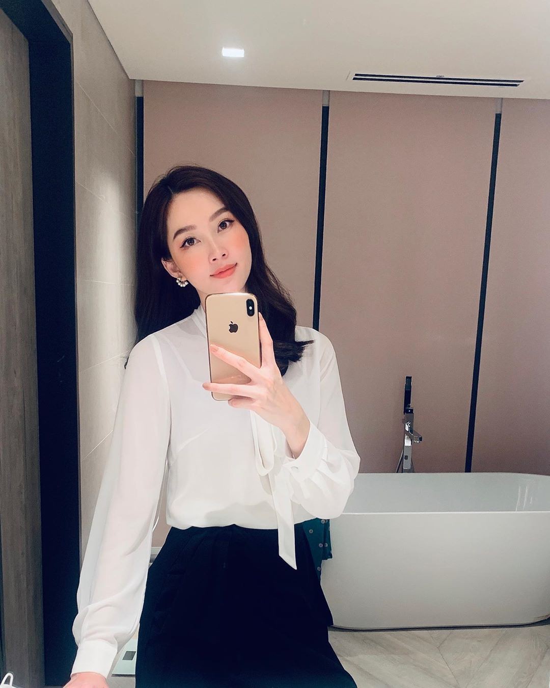 HH Thu Thảo đích thị là tín đồ của áo blouse và bạn sẽ không phải hối hận nếu học theo cô, sắm ngay 5 kiểu sau - Ảnh 13. HH Thu Thảo đích thị là tín đồ của áo blouse và bạn sẽ không phải hối hận nếu học theo cô, sắm ngay 5 kiểu sau - Ảnh 13.