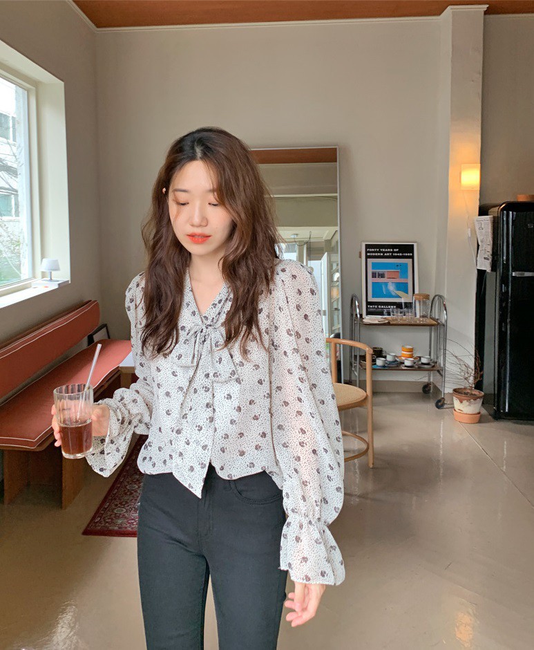 HH Thu Thảo đích thị là tín đồ của áo blouse và bạn sẽ không phải hối hận nếu học theo cô, sắm ngay 5 kiểu sau - Ảnh 14. HH Thu Thảo đích thị là tín đồ của áo blouse và bạn sẽ không phải hối hận nếu học theo cô, sắm ngay 5 kiểu sau - Ảnh 14.