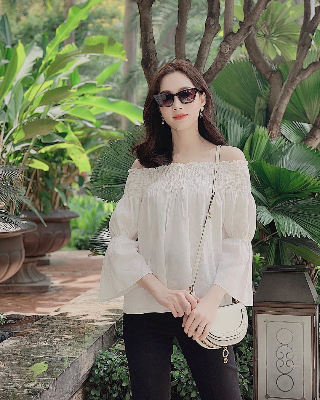 HH Thu Thảo đích thị là tín đồ của áo blouse và bạn sẽ không phải hối hận nếu học theo cô, sắm ngay 5 kiểu sau - Ảnh 16. HH Thu Thảo đích thị là tín đồ của áo blouse và bạn sẽ không phải hối hận nếu học theo cô, sắm ngay 5 kiểu sau - Ảnh 16.
