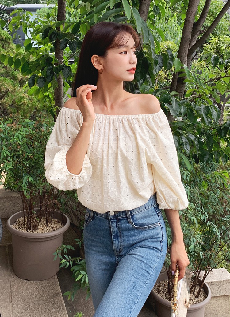 HH Thu Thảo đích thị là tín đồ của áo blouse và bạn sẽ không phải hối hận nếu học theo cô, sắm ngay 5 kiểu sau - Ảnh 17. HH Thu Thảo đích thị là tín đồ của áo blouse và bạn sẽ không phải hối hận nếu học theo cô, sắm ngay 5 kiểu sau - Ảnh 17.